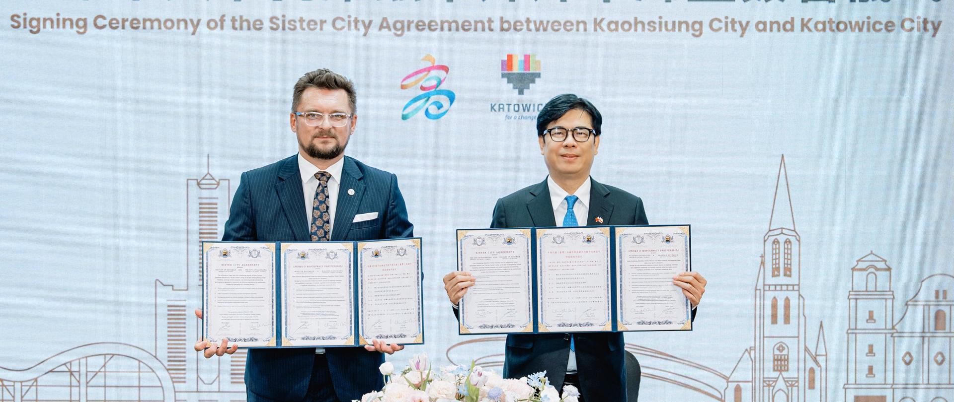 Prezydenci miast Katowic i Kaohsiung prezentują podpisane porozumienie