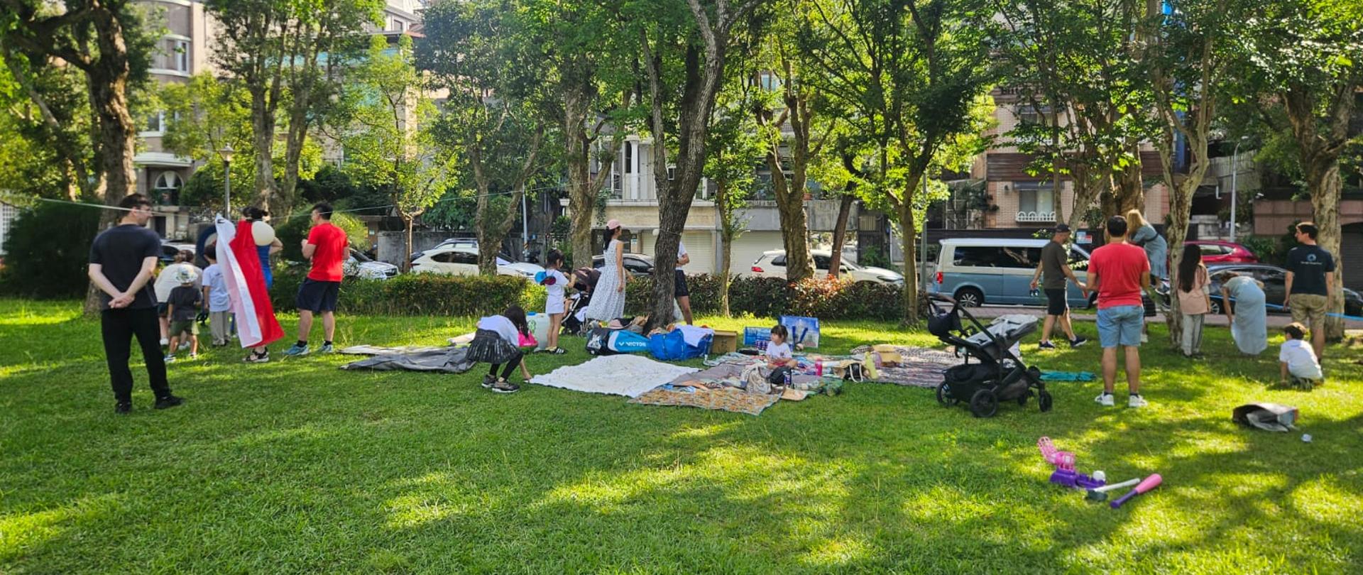 Piknik i zabawy na świeżym powietrzu z okazji Polskiego Dnia Dziecka w Parku Dahu w Tajpej.