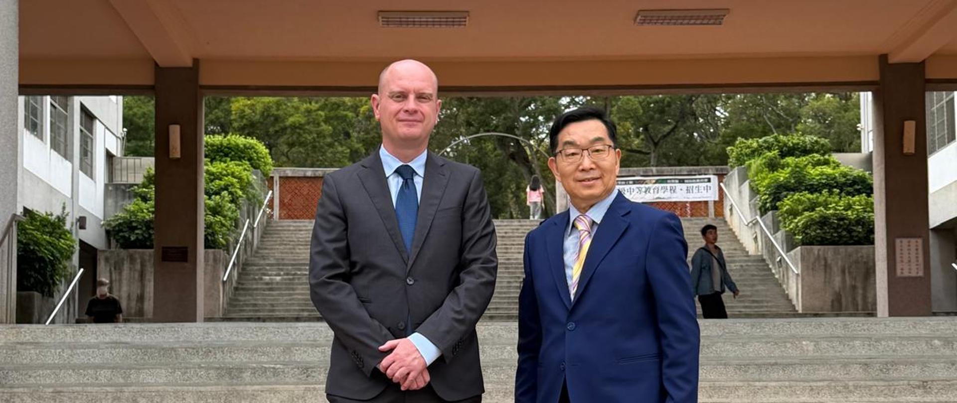 波蘭臺北辦事處主任與東海大學校長於大學入口前合影