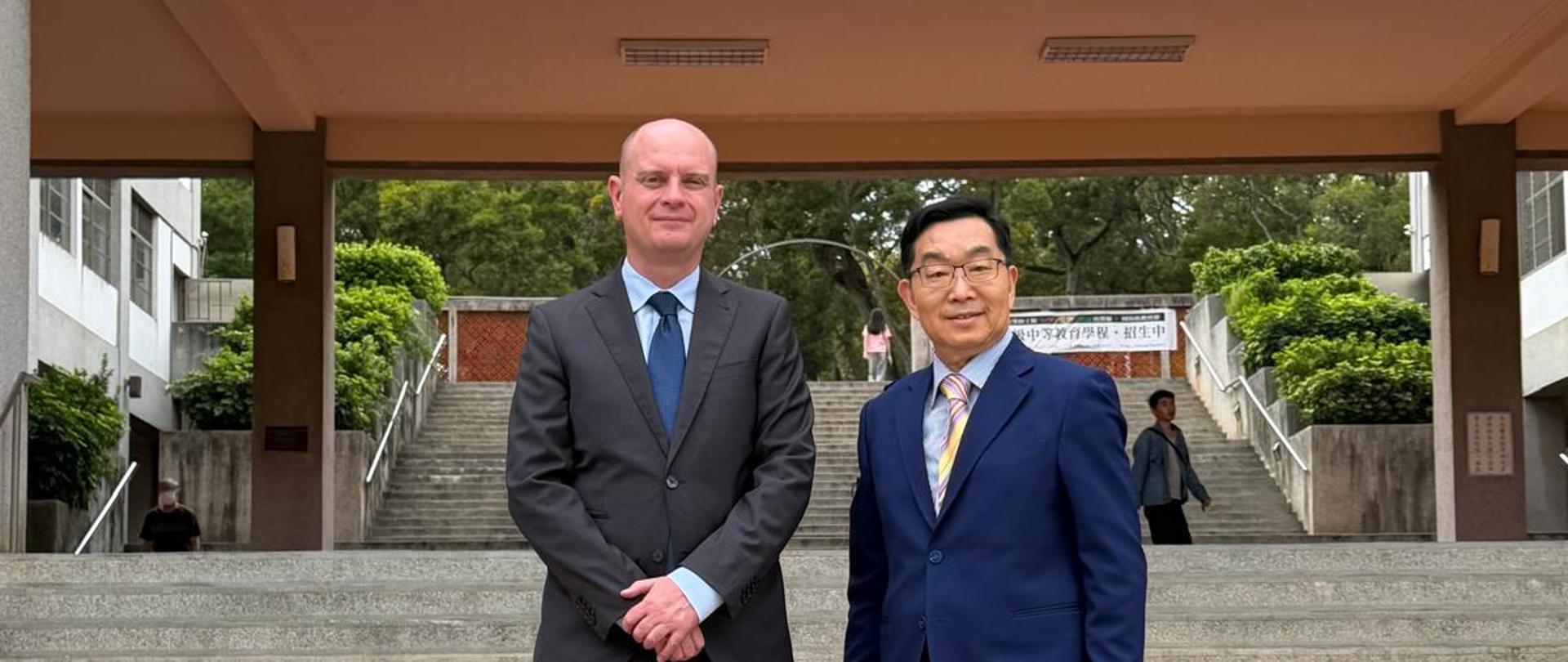The Director of the Polish Office in Taipei together with the Director of Tunghai University in front of the university entrance